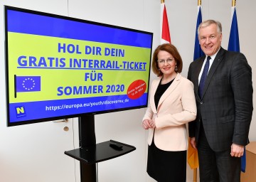 Landesrätin Christiane Teschl-Hofmeister und Landesrat Martin Eichtinger bewerben die neue Einreichfrist für gratis Interrail-Tickets für 18-Jährige.