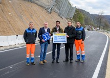 Projektleiter DI Gert Kratzer, NÖ Verkehrslandesrat LH-Stellvertreter Udo Landbauer, NÖ Straßenbaudirektor Dipl.-Ing. Josef Decker freuen sich mit den Mitarbeitern des NÖ Straßendienstes über die Fertigstellung der B33 rechtzeitig vor Ostern.
