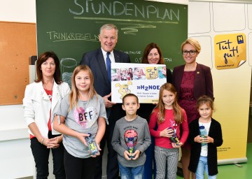 Schüler sollen Leitungswasser trinken. Start der "H2NOE"-Wasserschulen in Niederösterreich. Im Bild von links nach rechts: Leiterin der Volksschule Perschling Edith Jagodic, Landesrat Martin Eichtinger, die Projektleiterin Irene Öllinger von der Initiative „Tut gut“, Alexandra Pernsteiner-Kappl von "Tut gut" und Volksschulkinder