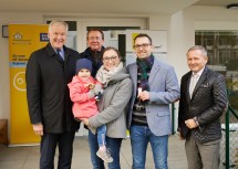 Übergabe in St. Pölten: Landesrat Martin Eichtinger, Bürgermeister Matthias Stadler, Lukhaup René-Christian und Reicht Irene, MBA, BBA mit Ihrer Tochter und Dir. Mag. Raimund Haidl, GF Schönere Zukunft (v.l.n.r.)