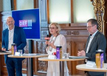 Informierten zum sechsteiligen Doku-Schwerpunkt über die „Kult(ur)region Semmering“ im ORF III:
ORF III-Programmgeschäftsführer Peter Schöber, Landeshauptfrau Johanna Mikl-Leitner und ORF-Generaldirektor Alexander Wrabetz (v.l.n.r.)