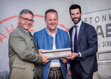 LH-Stellvertreter Udo Landbauer mit den MABA-Geschäftsführern (v.l.) Franz Buschmüller und Christian Nageler sowie dem handgefertigten Schienenstück aus der NÖVOG-Werkstätte.