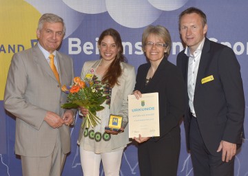 Bgm. Alfred Riedl, Kanuistin Viktoria Wolffhardt, LR Dr. Petra Bohuslav und Toni Pfeffer (vlnr) bei der Ehrung der NÖ Staatsmeister 2012 in Grafenwörth.