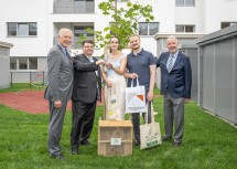 Landesrat Martin Eichtinger, Dir. Christoph Scharinger (GF NÖ Friedenswerk), Ksenia Knezevic, Matthias Schneider und Bürgermeister Klaus Schneeberger