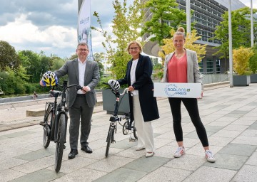 Von links nach rechts: Landesrat Ludwig Schleritzko, Landeshauptfrau Johanna Mikl-Leitner und Susanna Hauptmann, Geschäftsführerin von Radland Niederösterreich.