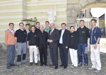 Wiederaufstellung der Leopoldstatue im Pfarrhof in Krems: Diözesanbischof DDr. Klaus Küng, Landeshauptmann Dr. Erwin Pröll und Pfarrer Mag. Franz Richter mit den HTL-Schülern, die die Restaurierung der Statue im Zuge ihrer Schulausbildung vorgenommen haben. (v.l.n.r.)