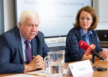 Bildungsdirektor Johann Heuras und Bildungs-Landesrätin Christiane Teschl-Hofmeister bei der Pressekonferenz zum Schulschluss 2020. (v.l.n.r.)