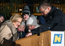 Gemeinsam mit Kindern aus der Gemeinde illuminierten Landeshauptfrau Johanna Mikl-Leitner und Bürgermeister Josef Forster den heurigen Landhaus-Christbaum.