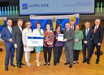 Österreichischer Vorsorgepreises in der Kategorie „Gemeinden/Städte" für das Projekt  „MahlZeit – gemeinsam essen, reden, lachen“ im Waldviertel (Sponsor: HYPO NOE): Bernhard Lackner, Vorstandsdirektor der NÖ Versicherung, und Peter Harold, Vorstandsvorsitzender der HYPO NOE, Landeshauptfrau Johanna Mikl-Leitner, die Vertreterinnen des Gewinnerprojekts Doris Maurer, Elisabeth Wachter und Regine Nestler, Landesrat Ludwig Schleritzko, Wolfgang Maier, Leiter Personalwesen EVN, Karin Weißenböck, Geschäftsführerin „Beste Gesundheit“, Walter Troger, Geschäftsführer VAMED Standortentwicklung, und Jan Pazourek, Generaldirektor der NÖ Gebietskrankenkasse (v.l.n.r.)