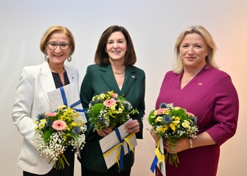 Landeshauptfrau Johanna Mikl-Leitner mit Victorica Kennedy (Botschafterin der USA) und Lindsay Skoll (Botschafterin Großbritanniens).