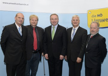 Umweltlandesrat Dr. Stephan Pernkopf (Mitte) gratulierte zum 20. Geburtstag des NÖ Abfallwirtschaftsvereins: Geschäftsführer Mag. Christian Beck, Vizepräsident Bgm. Mag. Helmut Hums, Präsident RegR Dipl.-Päd. Alfred Weidlich und der ehemalige Geschäftsführer Dir. Karl Kalteis (v.l.n.r.)