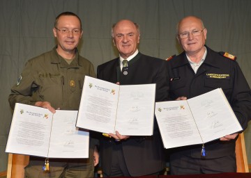 Landeshauptmann Dr. Erwin Pröll mit dem niederösterreichischen Militärkommandanten Rudolf Striedinger und dem Landesfeuerwehrkommandanten Josef Buchta.