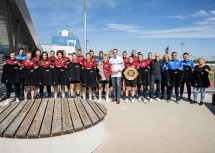 Das Team der SKN St. Pölten Frauen und LR Jochen Danninger.