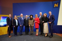 Von links nach rechts: Landesrat Gottfried Waldhäusl, Landesrätin Ulrike Königsberger-Ludwig, LH-Stellvertreter Franz Schnabl, David Bosshart, Diana Kinnert, Landeshauptfrau Johanna Mikl-Leitner, Landesrat Martin Eichtinger, Landesrätin Christiane Teschl-Hofmeister und Landesrat Jochen Danninger.