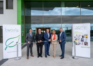 Eröffnung Gesundheitszentrum "Resilienzpark" in Sitzenberg-Reidling: Abgeordneter Christoph Kaufmann, Bürgermeister Erwin Häusler, Norbert Schnedl, Obmann der Versicherungsanstalt öffentlich Bediensteter, Eisenbahnen und Bergbau (BVAEB), Landeshauptfrau Johanna Mikl-Leitner und BVAEB-Generaldirektor Dr. Gerhard Vogel (v.l.n.r.) 