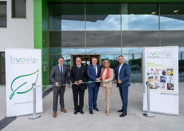 Eröffnung Gesundheitszentrum "Resilienzpark" in Sitzenberg-Reidling: Abgeordneter Christoph Kaufmann, Bürgermeister Erwin Häusler, Norbert Schnedl, Obmann der Versicherungsanstalt öffentlich Bediensteter, Eisenbahnen und Bergbau (BVAEB), Landeshauptfrau Johanna Mikl-Leitner und BVAEB-Generaldirektor Dr. Gerhard Vogel (v.l.n.r.) 