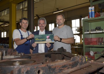 Erich Ecker, Landesrat Karl Wilfing und Oliver Bachinger freuen sich über den NÖ Weiterbildungsscheck.