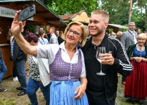 Landeshauptfrau Johanna Mikl-Leitner nahm sich auf der Retzer Weinwoche Zeit für das ein oder andere Selfie.