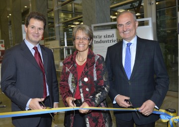 Thomas Salzer, Obmann der Sparte Industrie in der Wirtschaftskammer NÖ, Landesrätin Dr. Petra Bohuslav und Johann Marihart, Präsident der Industriellenvereinigung Niederösterreich (v.l.n.r.) nahmen heute, 19. September, im NÖ Landhaus in St. Pölten die Eröffnung einer Wanderausstellung zum Thema Industrie in Niederösterreich vor.