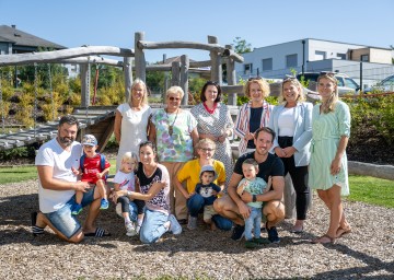 Im Bild von links nach rechts: Hannes Zöchling mit Max, Kindergartenleiterin Daniela Stricker-Hehal, Simone Hofmann mit Elisa, Vizebürgermeisterin Edith Pruckner, Doris Fertl mit Ferdinand, Kindergarteninspektorin Birgit Wallner, Familien-Landesrätin Christiane Teschl-Hofmeister, Bürgermeisterin Barbara Egerer-Höld, Michael Thürauer mit Josef und Laura Thürauer.