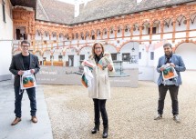 Landeshauptfrau Johanna Mikl-Leitner freut sich gemeinsam mit Roman Dachsberger (links) und Marcel Chahrour (rechts) vom Ausstellungsteam über die Wiedereröffnung der Ausstellung „Sehnsucht Ferne – Aufbruch in neue Welten“ am 3. Mai.