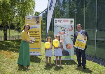 Familien-Landesrätin Christiane Teschl-Hofmeister und WKNÖ-Präsident Wolfgang Ecker freuen sich mit Emma und Hanna auf eine spannende Woche bei der 6. NÖ Kinder Business Week.