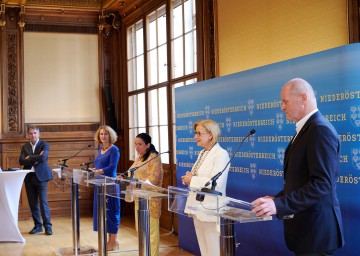 Im Bild von links nach rechts: NÖKU-Geschäftsführer Paul Gessl, Rektorin Ulrike Sych, die neue künstlerische Leiterin Maria Happel, Landeshauptfrau Johanna Mikl-Leitner und Bürgermeister Josef Döller.