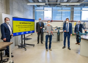 Präsentation der Qualifizierungskampagne für Zukunftsberufe im WIFI Technik Center in St. Pölten: Wolfgang Ecker, Präsident der WK NÖ, Landesrat Martin Eichtinger, Kursteilnehmerin Judith Hillberger, AMS NÖ-Landesgeschäftsführer Sven Hergovich und Markus Wieser, Präsident der AK NÖ (v.l.n.r.)
<br />
sagte am heutigen Montag, wo er gemeinsam mit sowie den Präsidenten der Arbeiter- und Wirtschaftskammer Niederösterreich, und, eine vorstellte.
<br />
