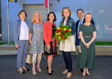 Schulqualitätsmanagerin Dagmar Pokorny (Bildungsdirektion NÖ), Volksschuldirektorin Ulrike Rottensteiner, Bürgermeisterin Astrid Reiser, Bildungs-Landesrätin Christiane Teschl-Hofmeister, Geschäftsführer Stefan Liebert (MKM Musik & Kunst Schulen Management Niederösterreich GmbH), Musikschulleiterin Martina Raab