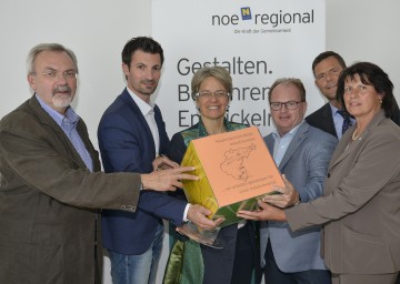 Im Bild von links nach rechts:  Univ.-Prof. Dr. Friedrich Zibuschka vom Amt der NÖ Landesregierung, Obmann René Lobner vom Regionalverband Europaregion Weinviertel, Landesrätin Dr. Petra Bohuslav, Obmann Herbert Wandl vom Regionalverband noe-mitte, Geschäftsführer DI Walter Kirchler von der NÖ.Regional.GmbH, Obfrau Maria Forstner von der NÖ Dorf- und Stadterneuerung, Gemeinschaft der Dörfer und Städte.