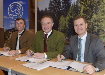 Dr. Christoph Leditznig, Landesrat Dr. Stephan Pernkopf und Dr. Georg Erlacher (v.l.n.r.) unterschrieben heute einen Vertrag zur Erweiterung des Wildnisgebiets Dürrenstein.