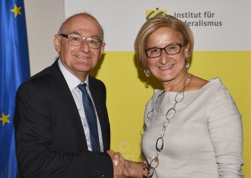 Institutsdirektor Peter Bußjäger begrüßte Landeshauptfrau Johanna Mikl-Leitner bei der Konferenz des Instituts für Föderalismus unter dem Titel „Verwaltung im digitalen Zeitalter“. (v.l.n.r.)