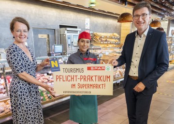 Von links nach rechts: Bildungs-Landesrätin Christiane Teschl-Hofmeister, Praktikantin Pamela Armijos (HLF Krems) und Geschäftsführer Alois Huber (Spar)