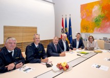 (v.l.n.r.) Michael Steinacher, Georg Dolezal, Christian Blazek, Johann Döller und Johannes Ledolter mit Landeshauptfrau Johanna Mikl-Leitner.