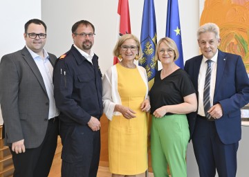 (v.l.) Thomas Elian, geschäftsführender Gemeinderat Schwarzau, Feuerwehrkommandant Thomas Streng, Landeshauptfrau Johanna Mikl-Leitner, Bürgermeisterin Evelyn Artner und Landtagsabgeordneter Hermann Hauer.