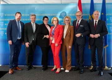 Präsentierten die Ergebnisse der Mitarbeiterbefragung: LPV-Obmann Hans Zöhling, Andreas Gnesda, Verena Krammer (Leiterin der Personalabteilung), Landeshauptfrau Johanna Mikl-Leitner, Alexandra Pernsteiner-Kappl (Geschäftsführerin Tut gut!), Landesamtsdirektor Werner Trock und Landesamtsdirektor-Stellvertreter Gerhard Dafert.