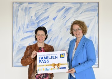 Familien-Landesrätin Christiane Teschl-Hofmeister und Barbara Trettler, Geschäftsführerin der NÖ Familienland GmbH.