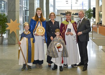 Landeshauptfrau Johanna Mikl-Leitner und Landtagspräsident Karl Wilfing mit den Sternsingern, die auch heuer bei ihrem Besuch im traditionell das Landhaus gesegnet haben.