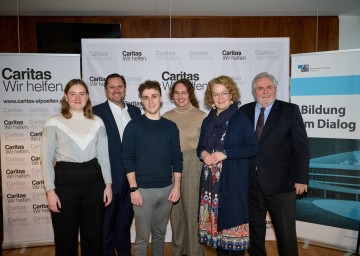 Im Bild von links nach rechts: Peerbegleiterin Katja, Caritas-Direktor Hannes Ziselsberger, Peerbegleiter Samuel, Studentin Susanne Schmalwieser, Landesrätin Christiane Teschl-Hofmeister und Rektor Erwin Rauscher von der Pädagogischen Hochschule Niederösterreich 