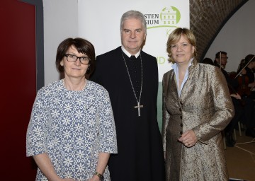 Im Bild von links nach rechts: Direktorstellvertreterin Prof. Mag. Herta Urach, Abt Columban Luser (Benediktinerstift Göttweig), Landesrätin Mag. Barbara Schwarz im Rahmen der 400-Jahr-Feier im Stift Göttweig