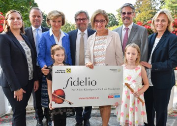 Bei der Übergabe der „fidelio“-Abos: fidelio-Geschäftsführerin Alexandra Fida, Thomas Prantner, stellvertretender Direktor für Technik, Online und neue Medien des ORF, Dorothea Draxler, Geschäftsführerin der Kultur.Region.Niederösterreich, ORF-Generaldirektor Alexander Wrabetz, Landeshauptfrau Johanna Mikl-Leitner, Präsident Erwin Hameseder, Obmann der Raiffeisen-Holding NÖ-Wien, und Michaela Hahn, Geschäftsführerin des Musikschulmanagement Niederösterreich, mit zwei jungen Musikerinnen  (v.l.n.r.)