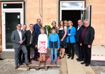 Landeshauptfrau Johanna Mikl-Leitner mit Nationalrat Georg Strasser (3.v.l.), Bürgermeisterin Romana Fletzberger (5.v.r.), Bezirkshauptfrau Daniela Obleser (3.v.r.) und mit weiteren Fest- und Ehrengästen.