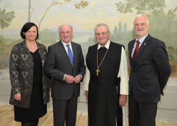 Abschlusskuratorium zur Restaurierung der Stiftskirche Zwettl: Stadträtin Andrea Wiesmüller, Landeshauptmann Dr. Erwin Pröll, Abt Wolfgang Wiedermann, Bezirkshauptmann Dr. Michael Widermann (von links nach rechts).