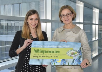 Traditioneller Startschuss in die neue Gartensaison: Stefanie Zischkin, BA, von der Aktion „Natur im Garten“, und Landeshauptmann-Stellvertreterin Mag. Johanna Mikl-Leitner (v.l.n.r.)