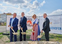 Spatenstich für die neue Heli-Dungler-Siedlung in Waidhofen an der Thaya: Im Bild Bürgermeister Josef Ramharter, Bundespräsident Alexander Van der Bellen, Landeshauptfrau Johanna Mikl-Leitner und Josef Pfabigan, Vorstandsvorsitzender von Vier Pfoten (v.l.n.r.)