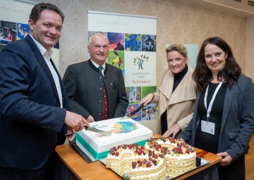 30 Jahre Verband der Naturparke Österreichs gefeiert: Bundesminister Norbert Totschnig, Johann Thauerböck, der Präsident des Verbands Naturparke Österreich, Landesrätin Susanne Rosenkranz und Verbands-Geschäftsführerin Julia Friedlmayer.