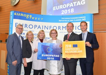 Wolfgang Traußnig und Gertrude Enzinger (EuropeDirect Infostelle), Brigitte Trinkl (BMEIA), LH Johanna Mikl-Leitner, Jörg Wohjan (Leiter der Vertretung der EK) und Simon Ortner (EuropeDirect Infostelle, v.l.n.r.)