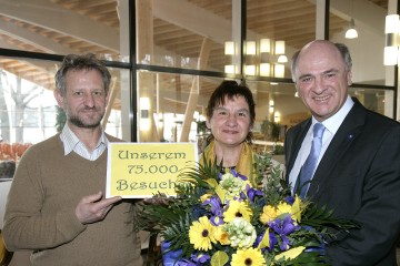 Im Sole-Felsen-Bad in Gmünd konnte Landeshauptmann Dr. Erwin Pröll mit Herta Koch und ihrem Ehemann Johann aus Herzogenburg bereits den 75.000. Besucher begrüßen.