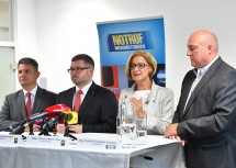 Am Podium bei der Pressekonferenz zur Bilanz über die telefonische Gesundheitsberatung und den NÖ Ärztedienst: die Landesräte Maurice Androsch und Ludwig Schleritzko, Landeshauptfrau Johanna Mikl-Leitner und der Geschäftsführer von 144 Notruf NÖ Christof Constantin Chwojka (v.l.n.r.)