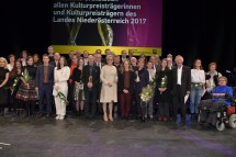 Landeshauptfrau Johanna Mikl-Leitner und Gastrednerin Bettina Hering mit den Würdigungspreisträgern und Anerkennungspreisträgern im Festspielhaus in St. Pölten